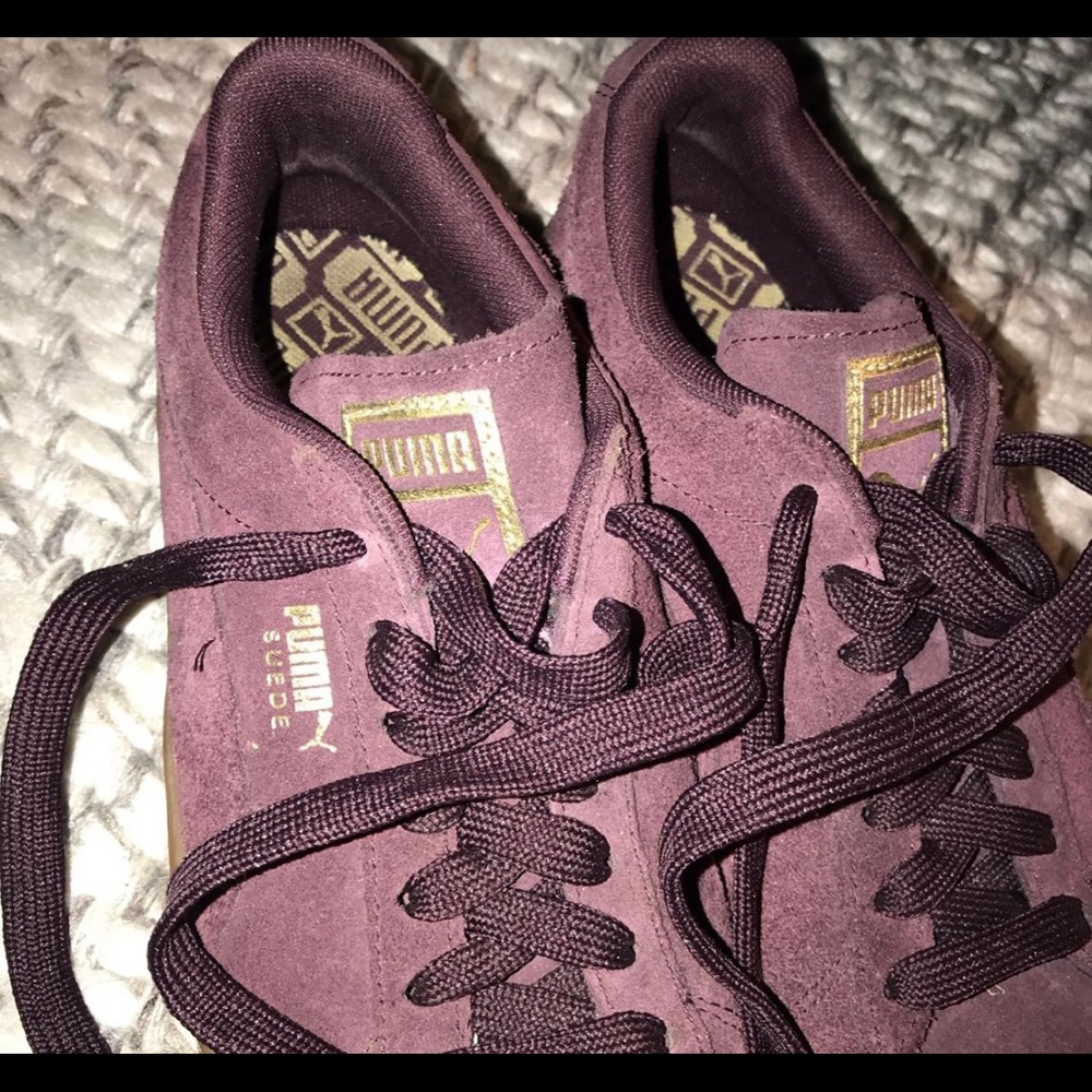 Suede pumas